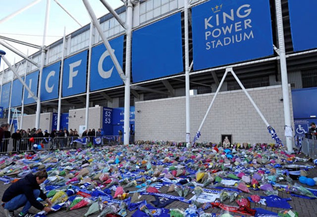 CĐV muốn dựng tượng, quỳ tiễn đưa Chủ tịch Leicester về nơi an nghỉ - ảnh 11