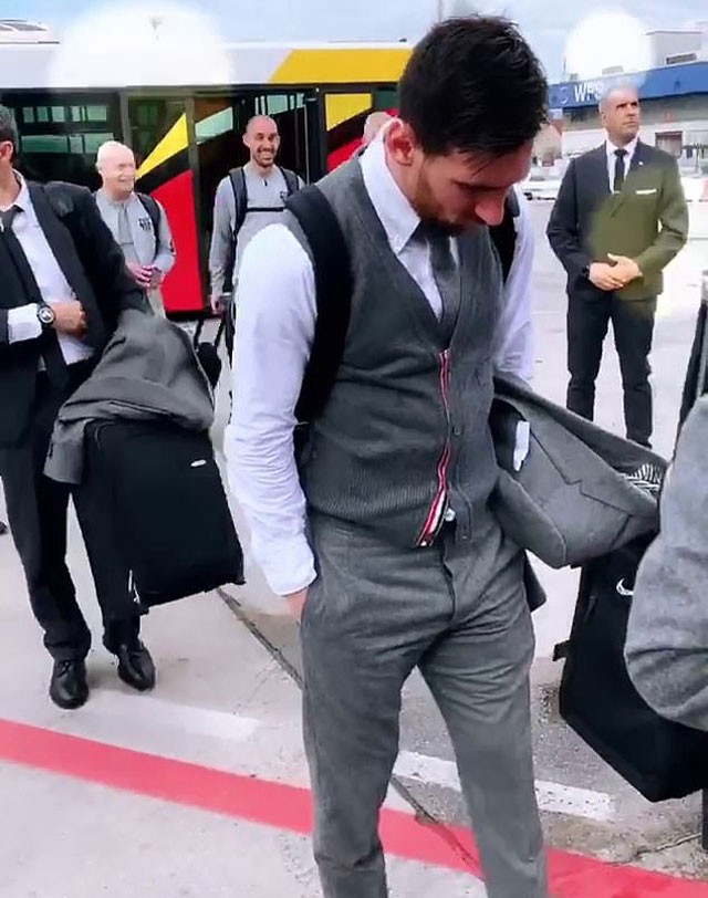 Dàn sao Barca ăn mặc ‘cực chất’ khi hành quân tới Manchester - ảnh 5