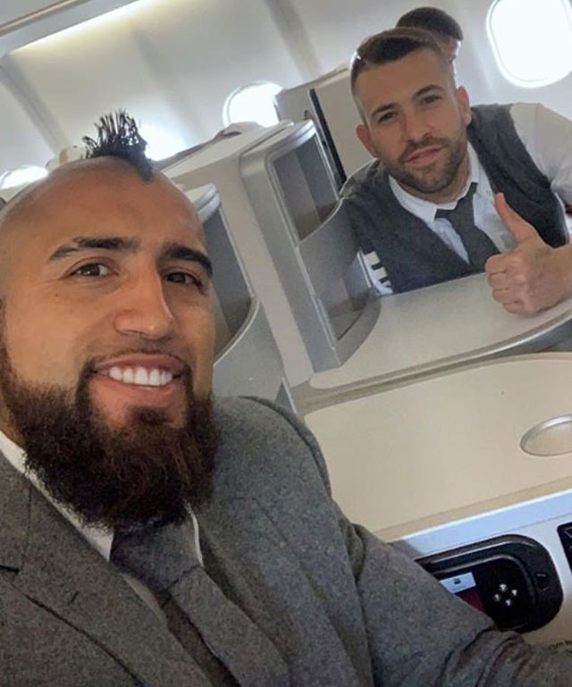 Dàn sao Barca ăn mặc ‘cực chất’ khi hành quân tới Manchester - ảnh 7