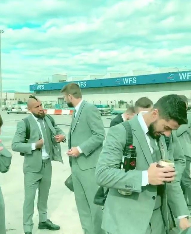 Dàn sao Barca ăn mặc ‘cực chất’ khi hành quân tới Manchester - ảnh 8