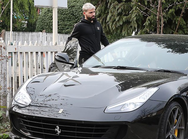 Bị loại ở Champions League, sao Man City cưỡi Ferrari đi 'giải sầu' - ảnh 4