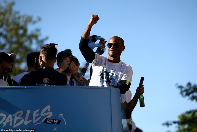 HLV Pep Guardiola quậy tưng bừng trong lễ vinh danh 'cú ăn 3' - ảnh 3