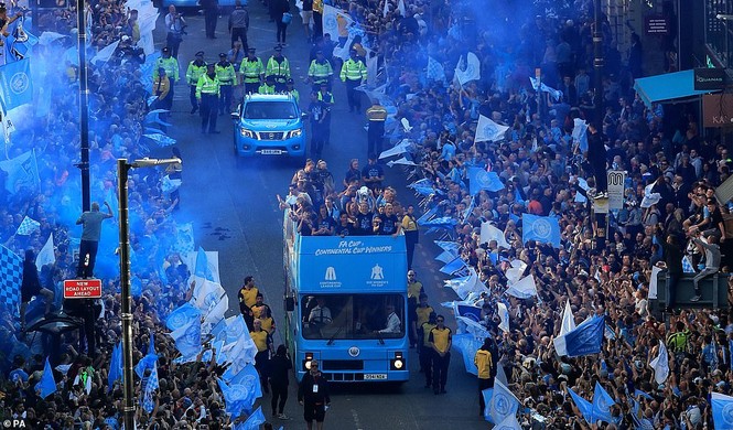HLV Pep Guardiola quậy tưng bừng trong lễ vinh danh 'cú ăn 3' - ảnh 1