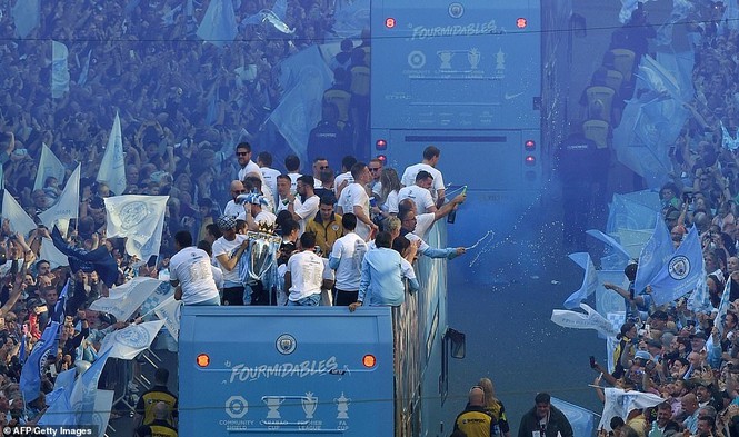 HLV Pep Guardiola quậy tưng bừng trong lễ vinh danh 'cú ăn 3' - ảnh 2