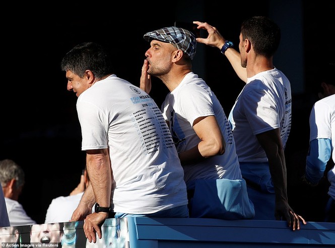 HLV Pep Guardiola quậy tưng bừng trong lễ vinh danh 'cú ăn 3' - ảnh 4
