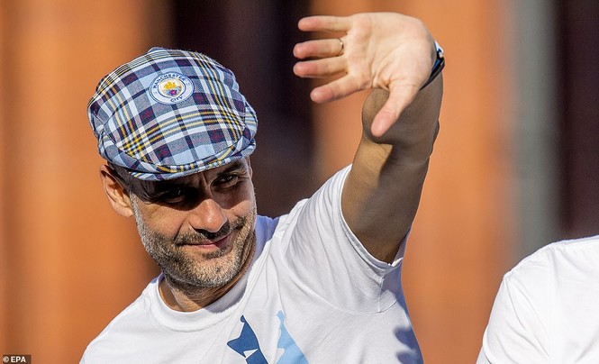 HLV Pep Guardiola quậy tưng bừng trong lễ vinh danh 'cú ăn 3' - ảnh 5