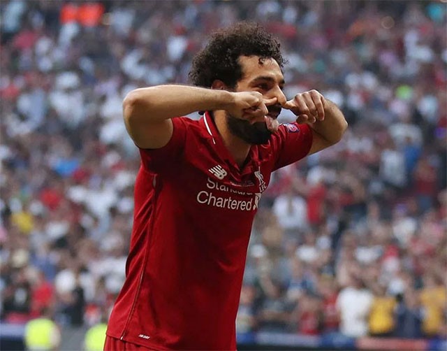 Salah bị ném cúp nhựa vì hành vi trêu tức CĐV Tottenham - ảnh 1