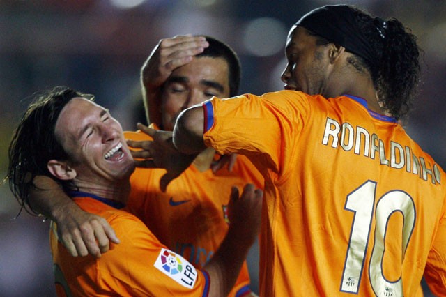 SỐC: Ronaldinho, Deco bị Barca bán vì 'nát rượu', sợ ảnh hưởng tới Messi - ảnh 1