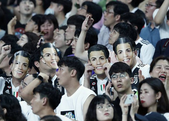 Bị Ronaldo ‘phản bội’, CĐV Hàn Quốc đâm đơn kiện - ảnh 1
