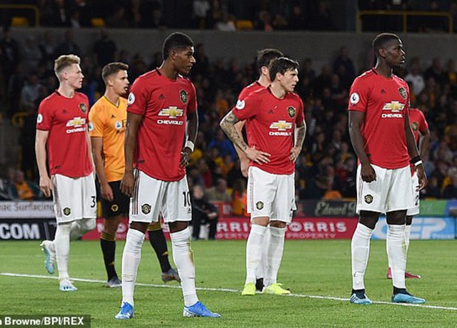 Nổi đóa trong phòng thay đồ, HLV Solskjaer “cấm” Pogba đá penalty - ảnh 1