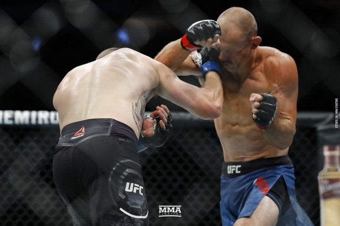 Võ sĩ Mỹ tung loạt đấm móc cực mạnh khiến ‘cao bồi' UFC ngã gục - ảnh 2