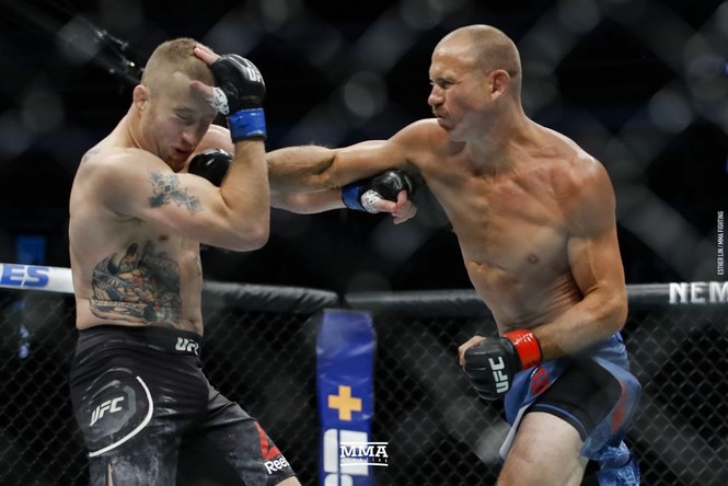 Võ sĩ Mỹ tung loạt đấm móc cực mạnh khiến ‘cao bồi' UFC ngã gục - ảnh 1