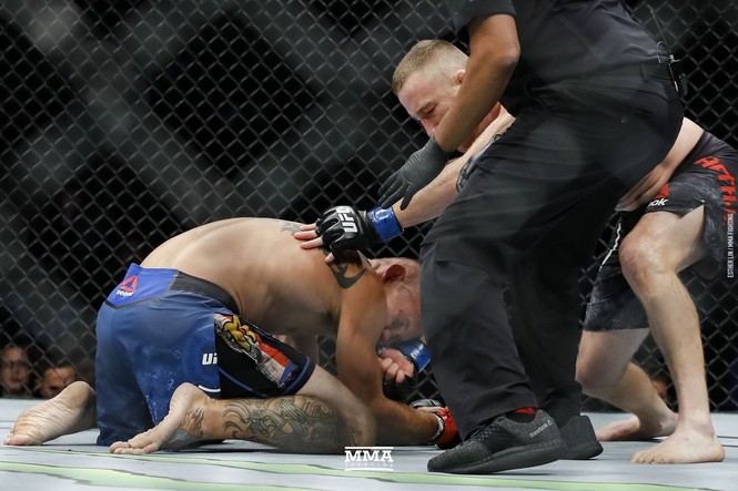 Võ sĩ Mỹ tung loạt đấm móc cực mạnh khiến ‘cao bồi' UFC ngã gục - ảnh 4