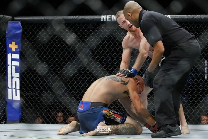 Võ sĩ Mỹ tung loạt đấm móc cực mạnh khiến ‘cao bồi' UFC ngã gục - ảnh 5