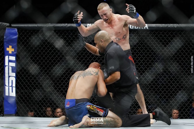 Võ sĩ Mỹ tung loạt đấm móc cực mạnh khiến ‘cao bồi' UFC ngã gục - ảnh 6
