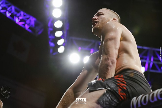 Võ sĩ Mỹ tung loạt đấm móc cực mạnh khiến ‘cao bồi' UFC ngã gục - ảnh 7