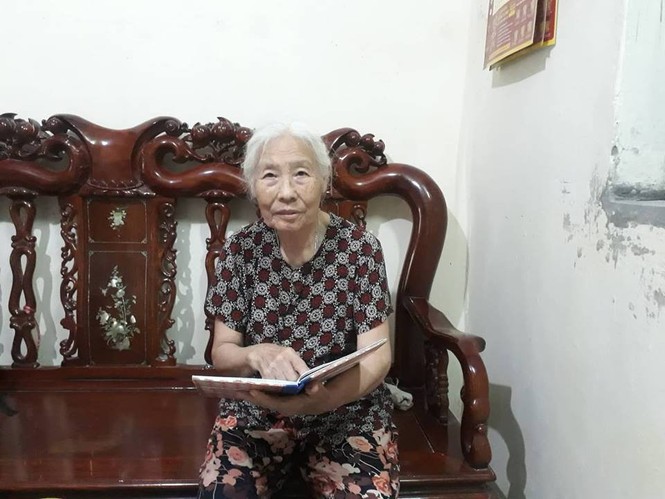 Bà cụ 82 tuổi quyên tiền để phát cháo miễn phí cho bệnh nhân nghèo - ảnh 1