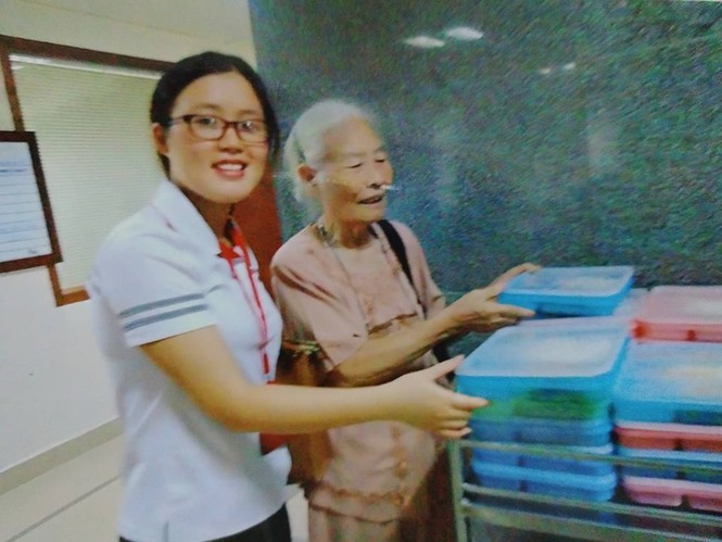 Bà cụ 82 tuổi quyên tiền để phát cháo miễn phí cho bệnh nhân nghèo - ảnh 2