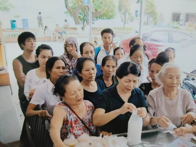 Bà cụ 82 tuổi quyên tiền để phát cháo miễn phí cho bệnh nhân nghèo - ảnh 3