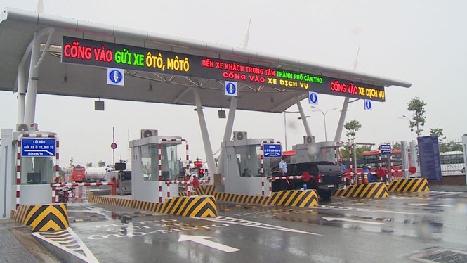 bức xúc đóng phí vào bến xe Cần Thơ - ảnh 1