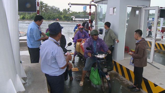 bức xúc đóng phí vào bến xe Cần Thơ - ảnh 2