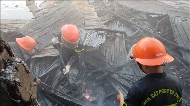 Cháy hai tàu cá và ba căn nhà ở Kiên Giang, thiệt hại hàng tỷ đồng - ảnh 3