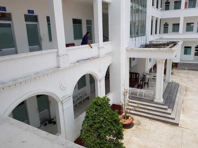 Người đàn ông nhảy lầu trong trụ sở công an huyện: Làm rõ vụ dàn cảnh đánh ghen - ảnh 1
