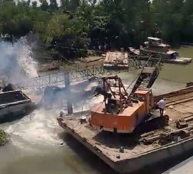 Xe cẩu cứu hộ gãy đôi khi trục vớt xe tải trong vụ sập cầu ở Đồng Tháp - ảnh 1