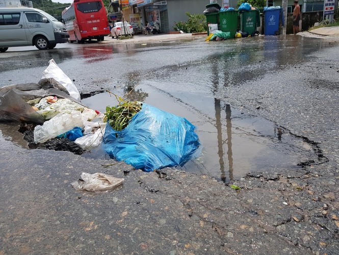 Đường sá Phú Quốc bị tàn phá nghiêm trọng sau trận lụt lịch sử - ảnh 1