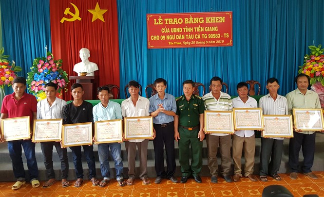 Tặng bằng khen cho 9 ngư dân Việt Nam cứu ngư dân Philippines gặp nạn trên biển - ảnh 4
