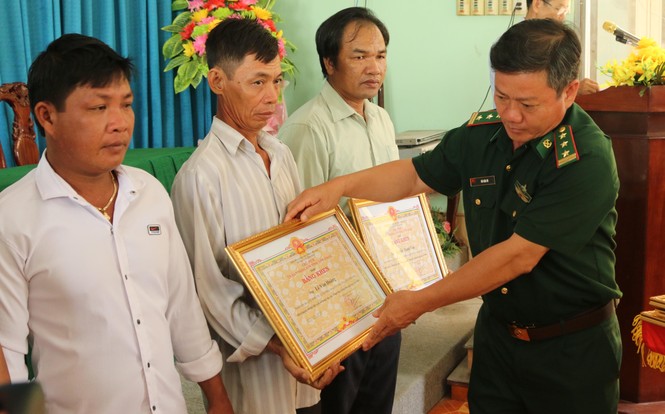 Tặng bằng khen cho 9 ngư dân Việt Nam cứu ngư dân Philippines gặp nạn trên biển - ảnh 3