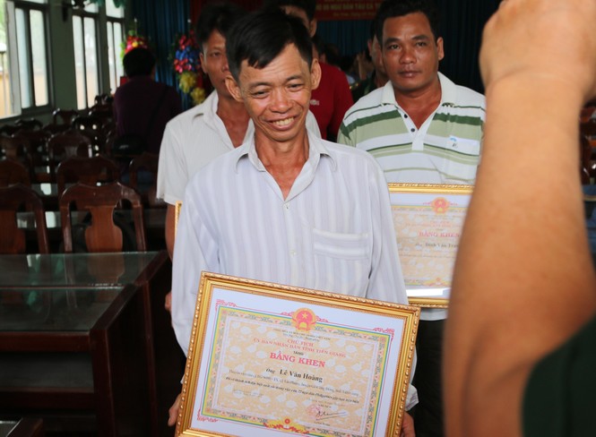 Tặng bằng khen cho 9 ngư dân Việt Nam cứu ngư dân Philippines gặp nạn trên biển - ảnh 5
