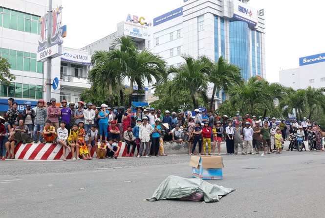 Người phụ nữ làm rơi bao tải chứa xác thai nhi xuống đường - ảnh 1