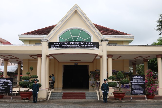 Hàng ngàn người dân đón linh cữu anh hùng phi công huyền thoại Nguyễn Văn Bảy - ảnh 1