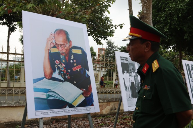 Hàng ngàn người dân đón linh cữu anh hùng phi công huyền thoại Nguyễn Văn Bảy - ảnh 4