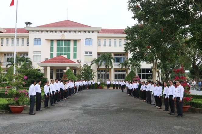 Hàng ngàn người dân đón linh cữu anh hùng phi công huyền thoại Nguyễn Văn Bảy - ảnh 8