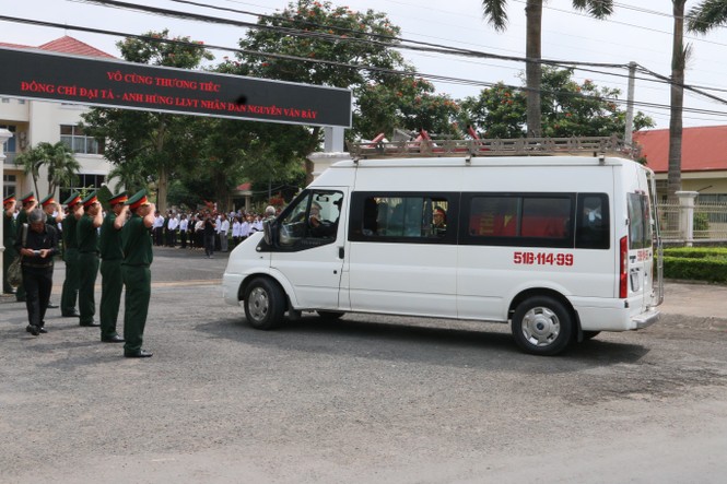Hàng ngàn người dân đón linh cữu anh hùng phi công huyền thoại Nguyễn Văn Bảy - ảnh 11