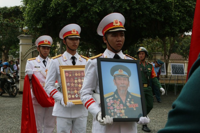 Hàng ngàn người dân đón linh cữu anh hùng phi công huyền thoại Nguyễn Văn Bảy - ảnh 12