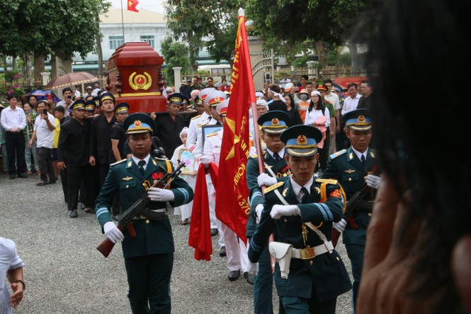 Hàng ngàn người dân đón linh cữu anh hùng phi công huyền thoại Nguyễn Văn Bảy - ảnh 14