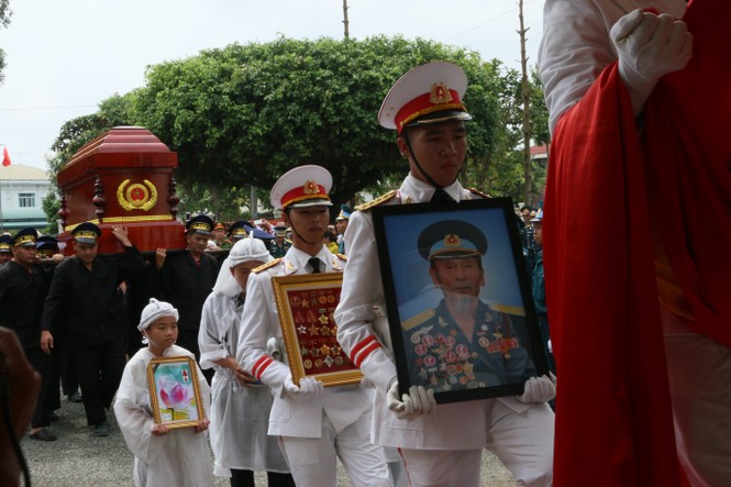 Hàng ngàn người dân đón linh cữu anh hùng phi công huyền thoại Nguyễn Văn Bảy - ảnh 15