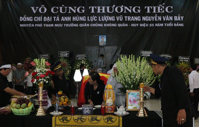 Hàng ngàn người dân đón linh cữu anh hùng phi công huyền thoại Nguyễn Văn Bảy - ảnh 17