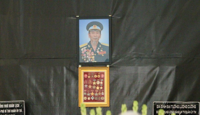 Hàng ngàn người dân đón linh cữu anh hùng phi công huyền thoại Nguyễn Văn Bảy - ảnh 18