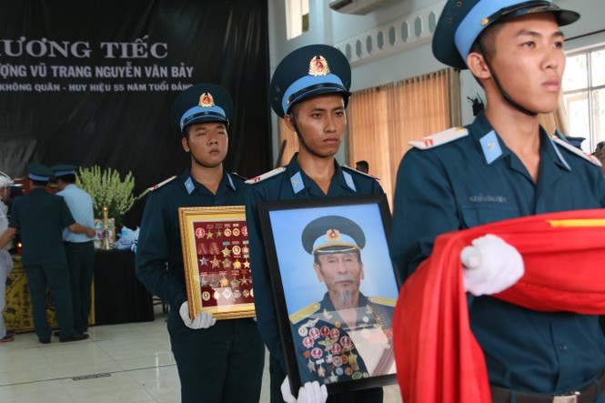 Những giọt nước mắt đưa Anh hùng phi công Nguyễn Văn Bảy về với đất mẹ - ảnh 9