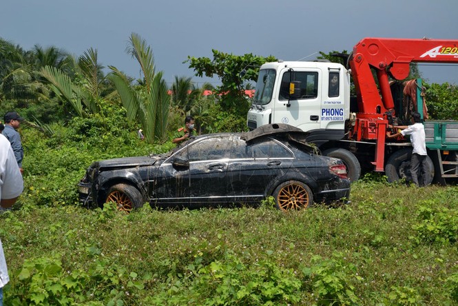 Phát hiện 3 người tử vong trong xe Mercedes nằm dưới kênh - ảnh 2