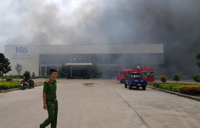 Cháy lớn tại Công ty May Nhà Bè ở Sóc Trăng, hàng trăm công nhân tháo chạy - ảnh 1