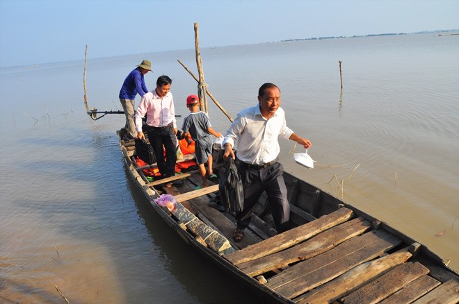 Dìu chữ bơi qua mùa nước nổi - ảnh 1