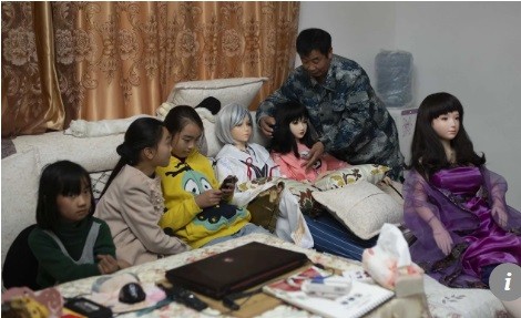 Người đàn ông chăm 9 nàng búp bê như con gái - ảnh 2