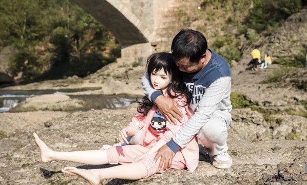 Người đàn ông chăm 9 nàng búp bê như con gái - ảnh 1
