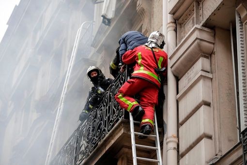 Hiện trường vụ nổ ở Paris: Tan hoang như vùng chiến tranh - ảnh 2