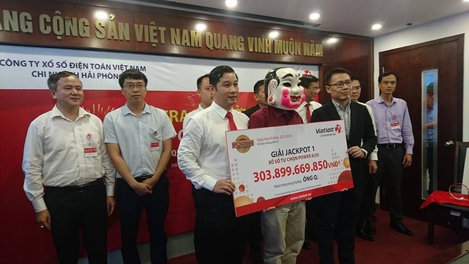 Người đàn ông che mặt khi nhận hơn 300 tỷ đồng của Vietlott - ảnh 3